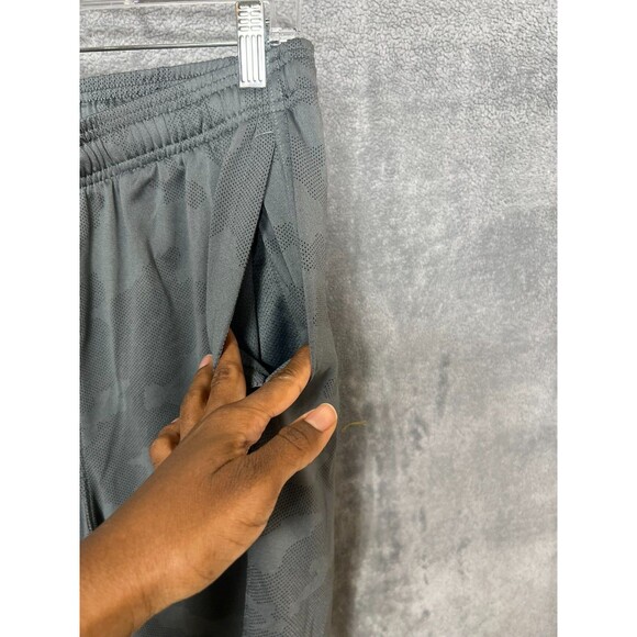 Under Armour Men’s Training Shorts L Gray Camo 8" Inseam Pockets Elastic Waist - Picture 13 of 16